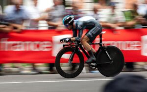 Imagem de um maratonista numa bike em alta velocidade para dar a impressão de como deixar seu site mais rapido